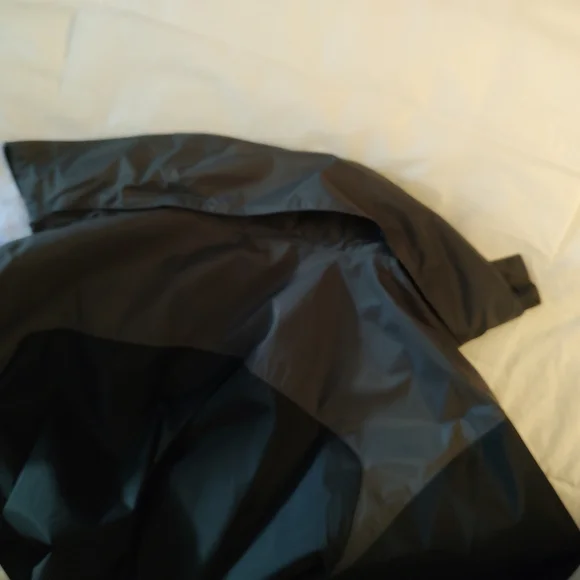 Columbia windbreaker with hood. Size XL - Picture 8 of 10